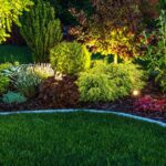 Oświetlony trawnik po zmroku