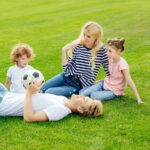 Rodzina na trawniku